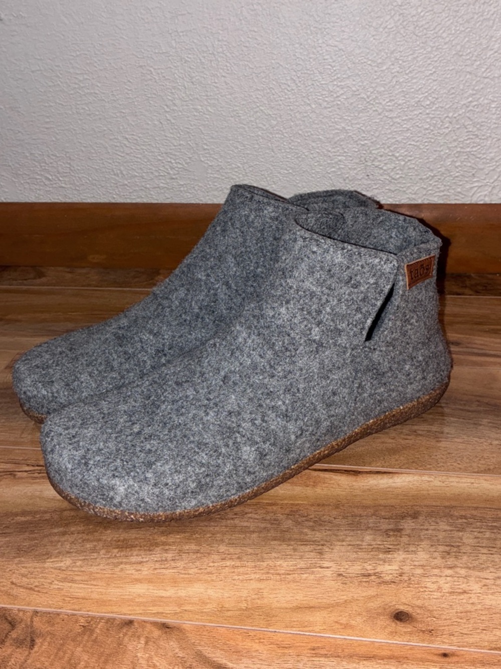 Taos Footwear Unisex Good Wool Grey Boots - size 42 (mens 8-8.5, women 11-11.5)